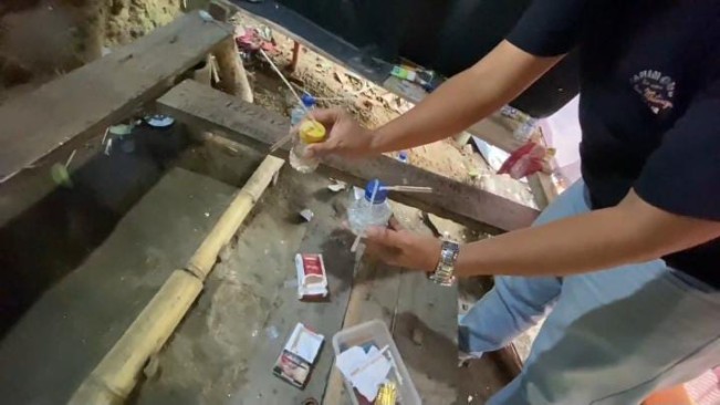 Polisi mengamankan sejumlah barang bukti sabu. [Istimewa]